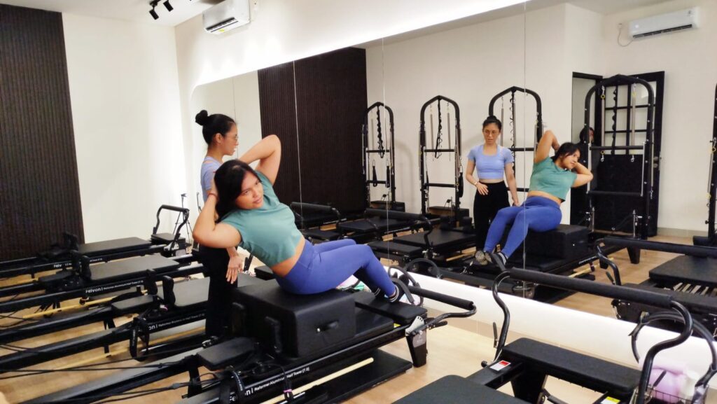 Mossa Pilates & Studio di Maggiore Grande, Gading Serpong, menawarkan pilihan aktivitas kebugaran dengan konsep accessible Pilates. Studio ini menyediakan Mat Pilates, Reformer/Tower Group Class, hingga sesi private dengan fasilitas Cadillac-Reformer, Wunda Chair, dan Ladder Barrel. (Foto: Urbanvibes/R Indriani)
