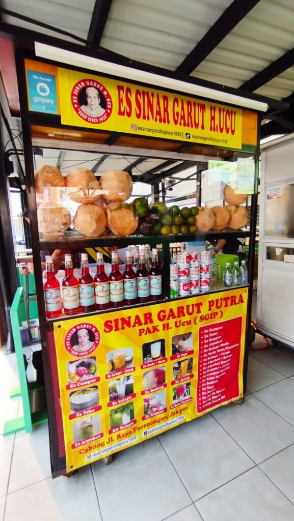 Es Sinar Garut H. Ucu di Seafood Market gading Serpong menyuguhkan campur, es teler dan minuman segar lainnya. (Foto: Urbanvibes/R Indriani)