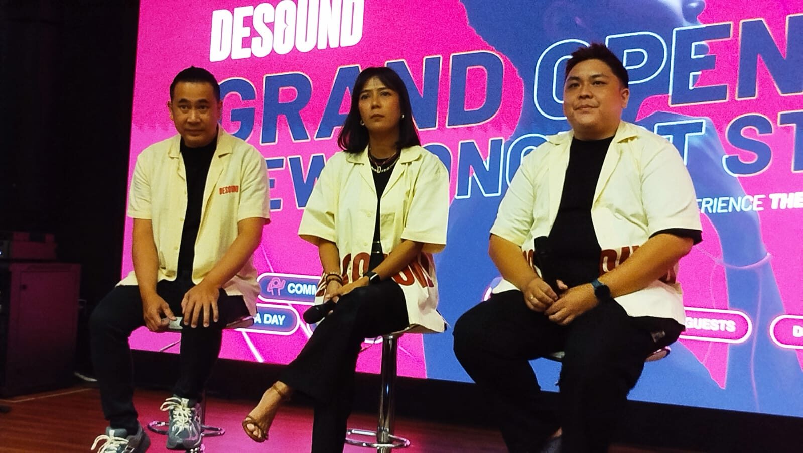 Sesi tanya jawab konsep baru DESOUND Showroom Melawai di Lantai 5 yang menghadirkan professional speaker, audio system, dan professional lighting untuk kebutuhan komersial maupun ruang berskala lebih besar.  (Foto: Urbanvibes/R Indriani)