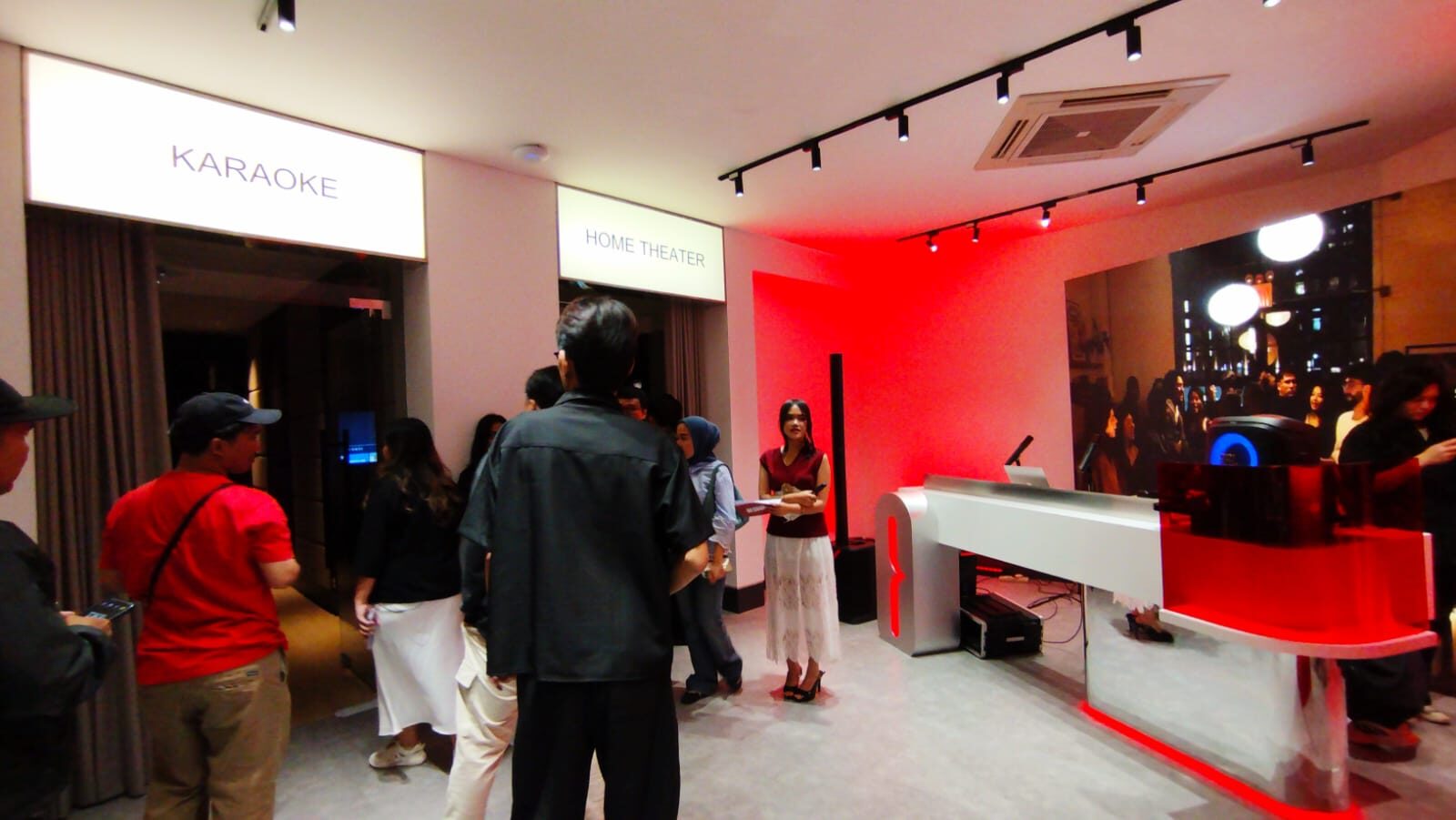 Lantai 4 — Karaoke, Home Theatre &amp; Community Space.Satu lantai, banyak cara untuk menikmati suara. Mulai dari serunya karaoke, pengalaman menonton film yang lebih imersif di Home Theatre Room, hingga DESOUND Community Space yang menjadi tempat berkumpul dan berbagi pengalaman bagi berbagai komunitas. (Foto: Urbanvibes/R Indriani)