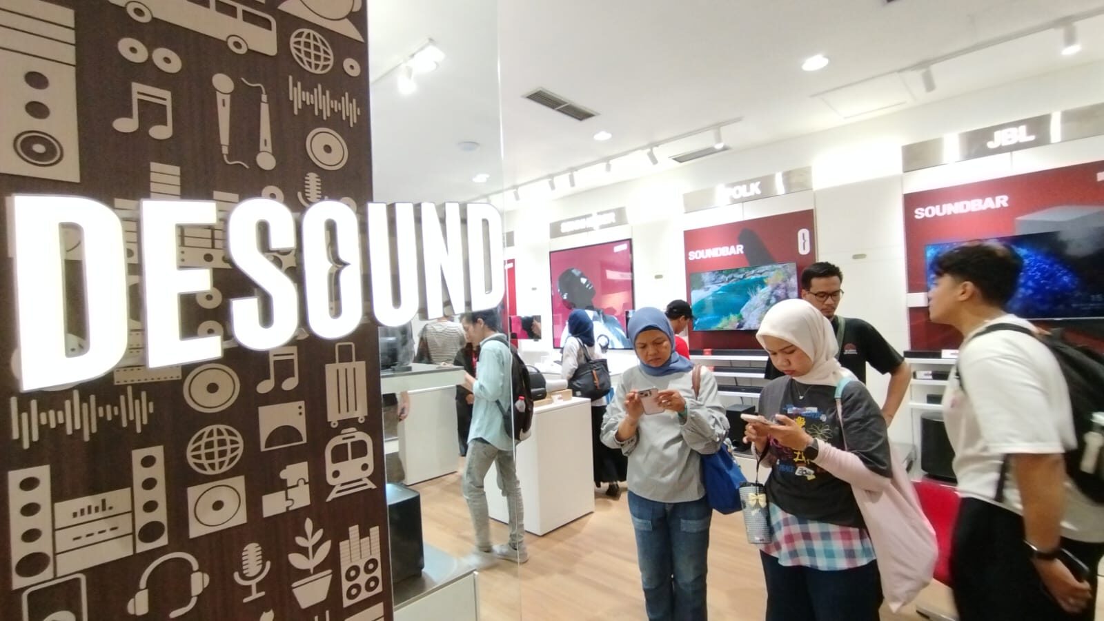 Saatnya menikmati audio dengan pengalaman yang lebih personal. Lifestyle Audio berpadu dengan KEF Product Experience, menghadirkan kesempatan untuk mengeksplorasi bagaimana speaker, penempatan, dan karakter ruangan bisa mengubah cara kita menikmati musik. (Foto: Urbanvibes/R Indriani)