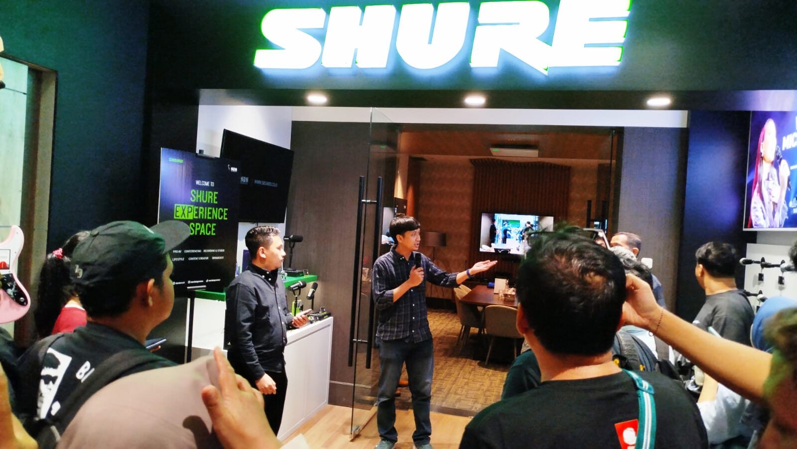 Dari bikin konten sampai jamming, lantai dua jadi playground buat para kreator dan pencinta musik. Eksplorasi solusi mikrofon SHURE untuk content creation, meeting, dan live performance, sekaligus coba langsung berbagai instrumen musik sebelum menentukan pilihan. (Foto: Urbanvibes/R Indriani)