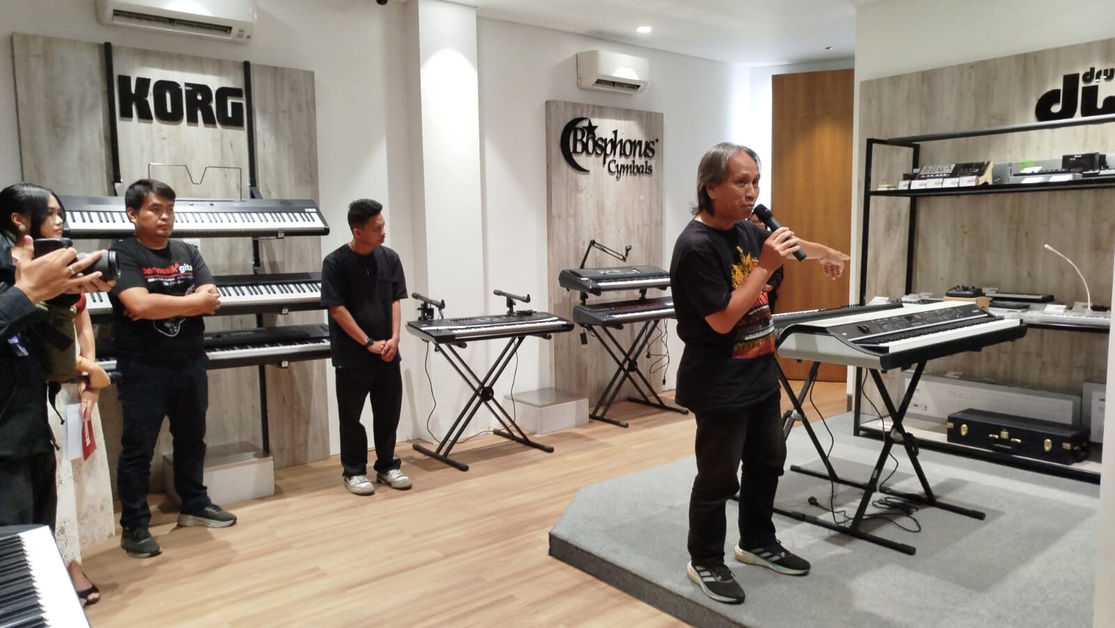 Dari bikin konten sampai jamming, lantai dua jadi playground buat para kreator dan pencinta musik. Eksplorasi solusi mikrofon SHURE untuk content creation, meeting, dan live performance, sekaligus coba langsung berbagai instrumen musik sebelum menentukan pilihan. (Foto Urbanvibes/R Indriani)