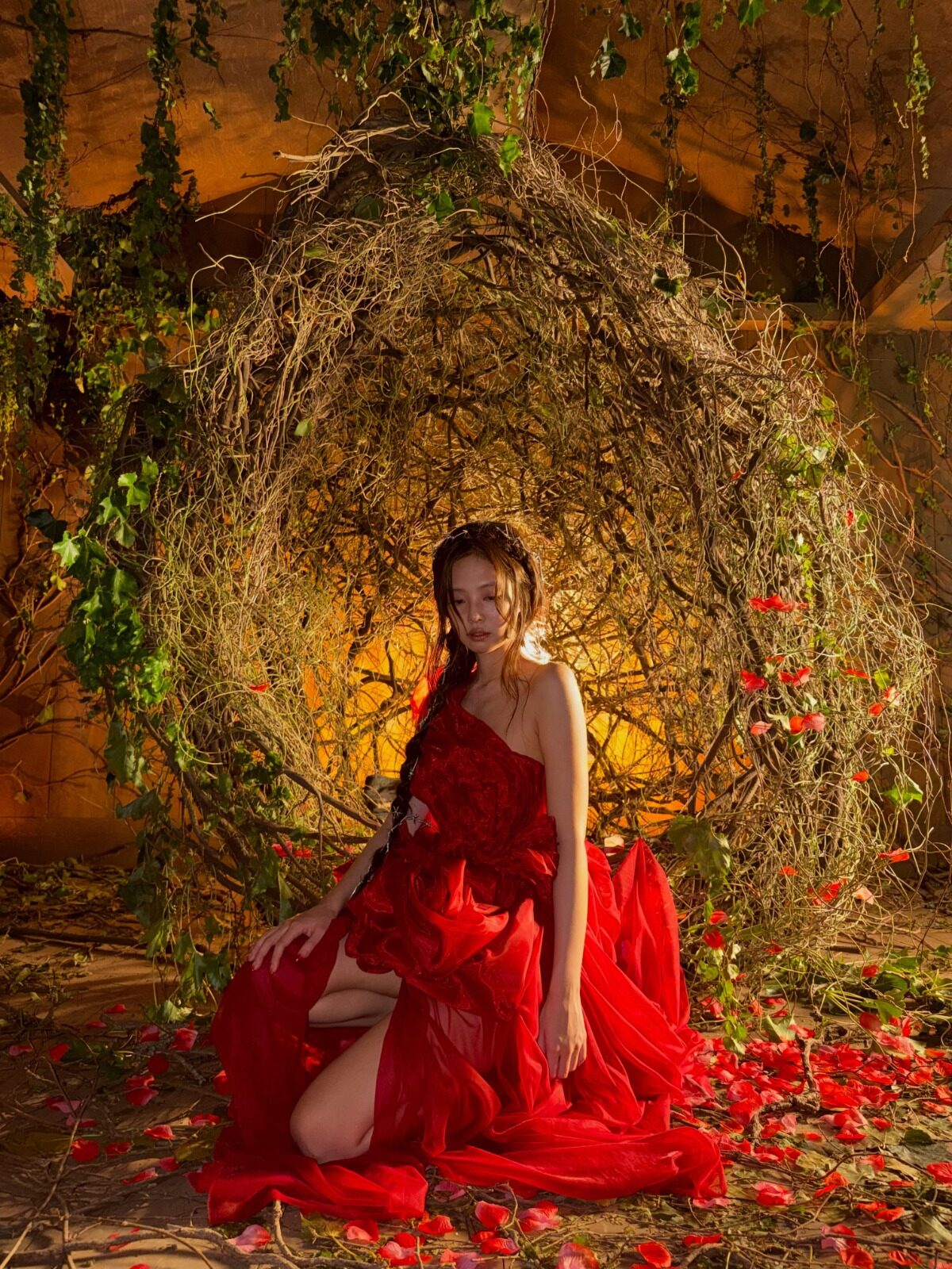 Benarkah FALLEN ANGEL Jennie Satanic? Simbol Mata Satu hingga Crown of Thorns Bikin Merinding