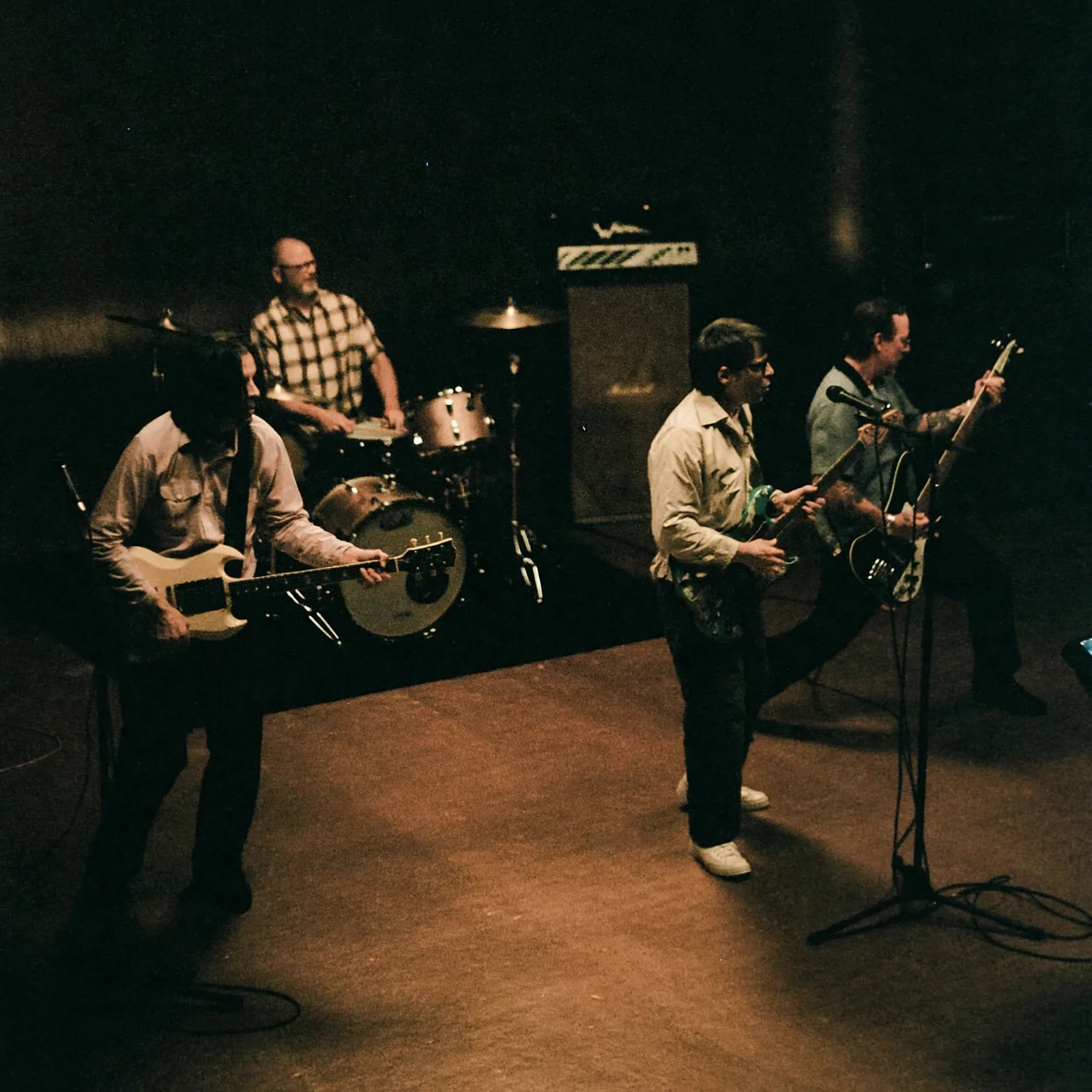 Bukan Cuma Weezer, Siapa Sih Orang-Orang yang Muncul di Video Musik C.E.O.?