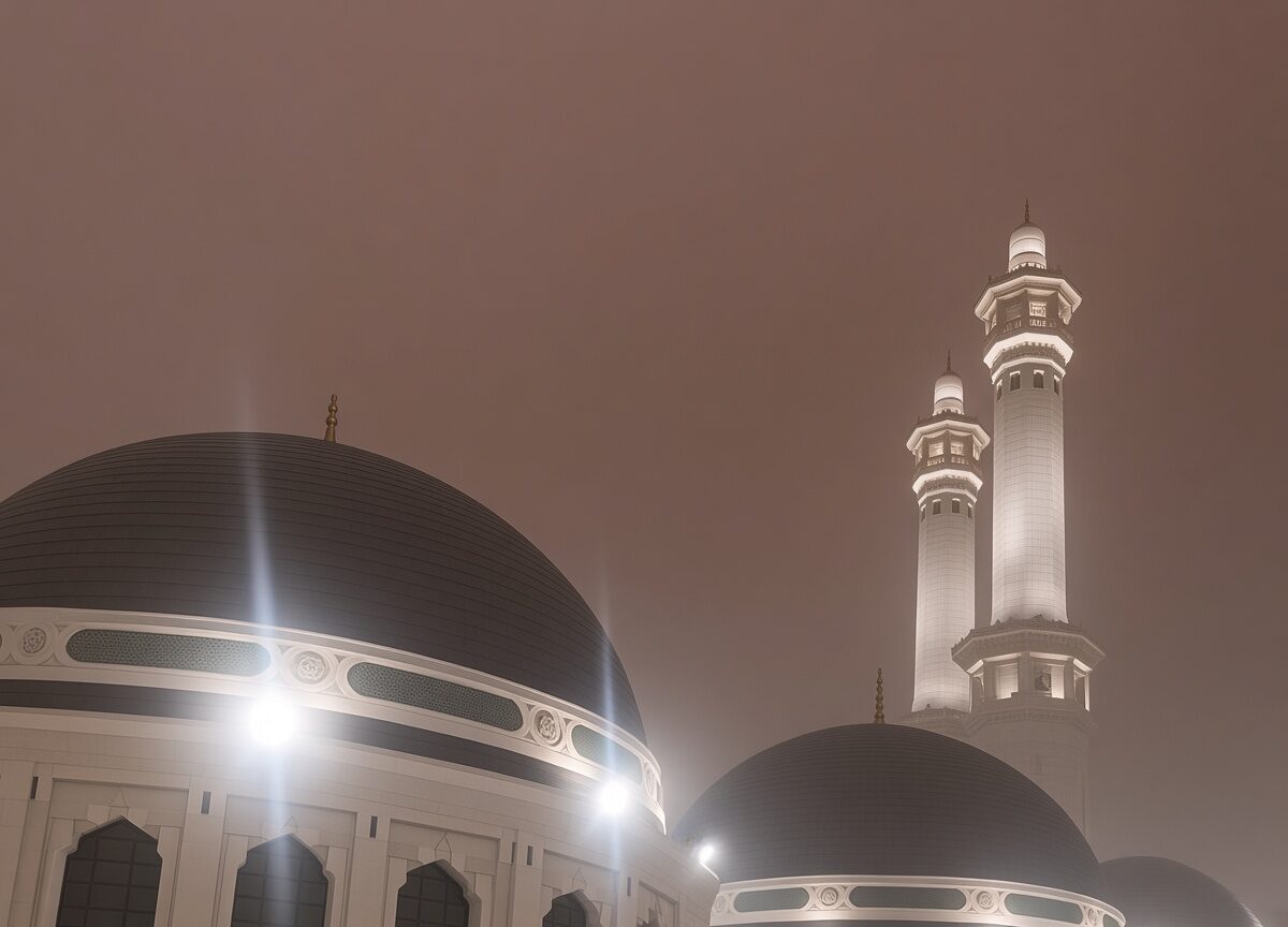 Makkah Diterpa Cuaca Ekstrem, Badai Petir dan Debu Kurangi Jarak Pandang di Tanah Suci