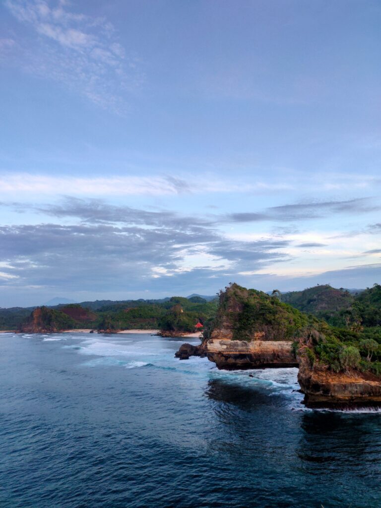 Pemandangan menakjubkan dari tebing dan pesisir Pantai Batu Bengkung di Malang, Indonesia. (Foto: Pexels/Hanif Fadhilah)