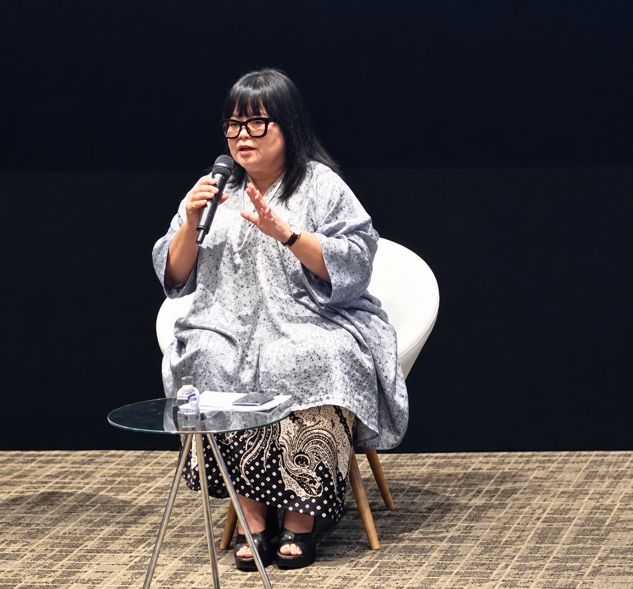 Melati Suryodarmo (Seniman dan Ketua Dewan juri 16th UOB Painting of the Year) dalam Acara Art Talks di Flix Cinema Ashta Senayan. Foto: Endah/Urbanvibes