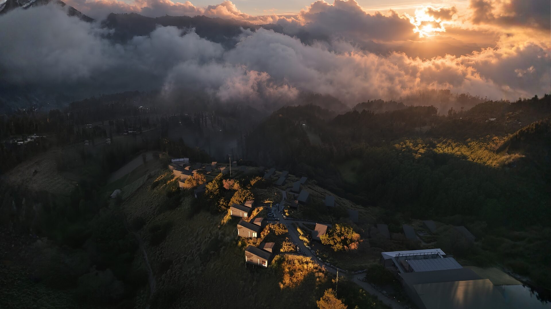 Cloudside of Mentigen: Pesona Bromo dari Ketinggian