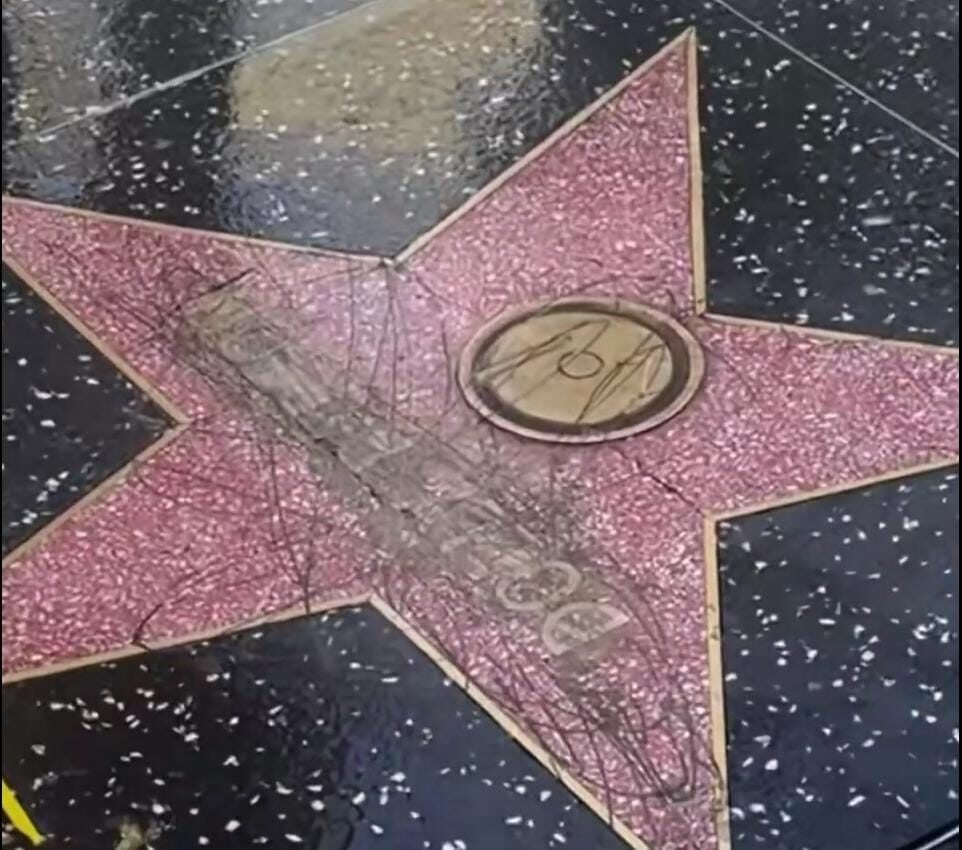 Bintang Hollywood Walk of Fame Dolly Parton Dirusak Sepekan Setelah Wafat