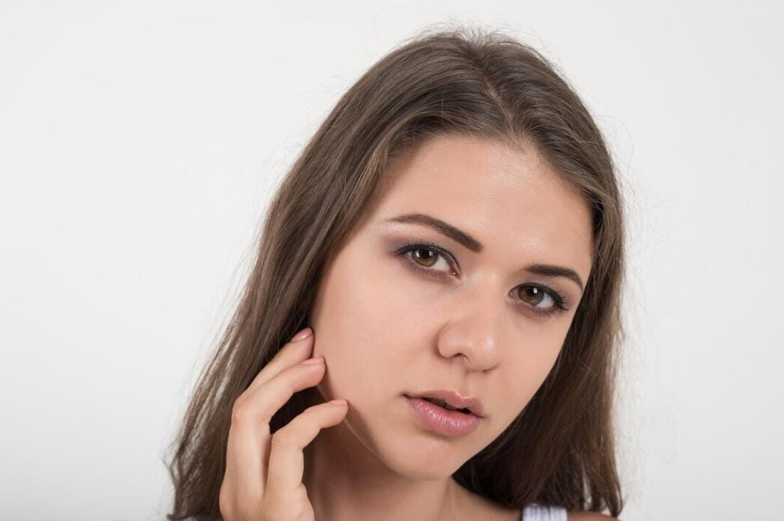 Punya Mata Panda? Coba Hacks Ini Biar Makeup Lebih Fresh dan Nggak Crack
