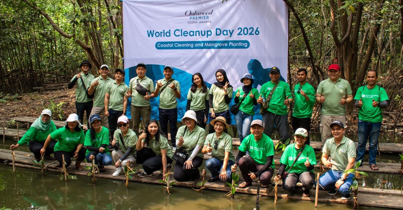 Oakwood Premier Cozmo Jakarta Peringati World Cleanup Day dengan Aksi Bersihkan Sungai dan Tanam Mangrove