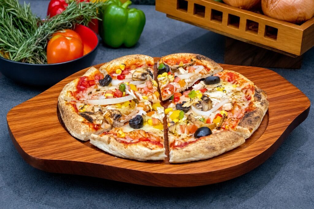 Lewat STAYZZA Package di Manhattan Hotel Jakarta, kamu bisa menikmati 1 pizza, 2 kaleng cola, plus 2 scoop gelato dalam paket menginap. (Foto: Dok. Mahattan Hotel Jakarta)