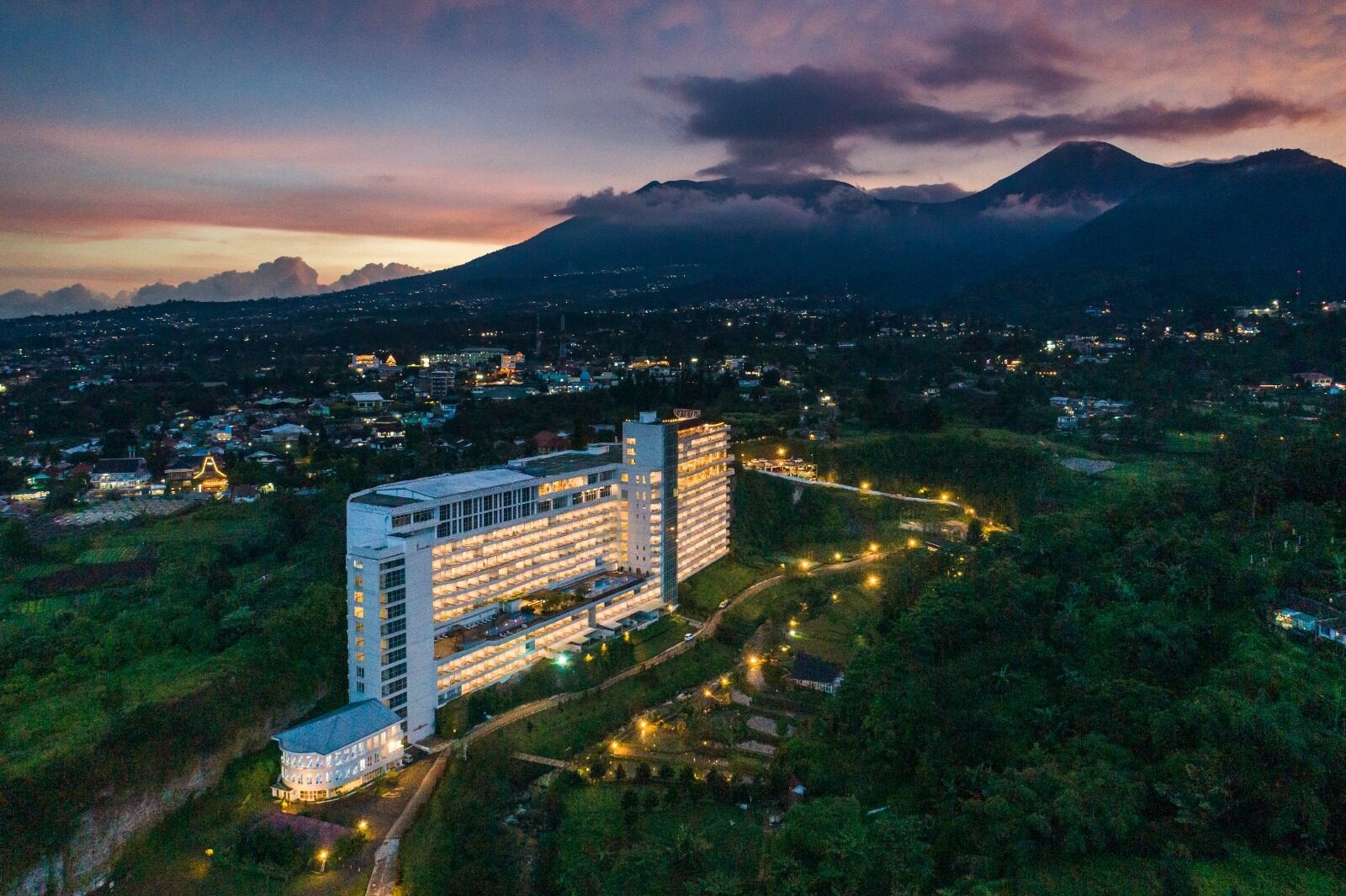Satu Dekade Bertumbuh Bersama Alam, Le Eminence Puncak Rayakan 10 Tahun dengan Cara yang Berbeda