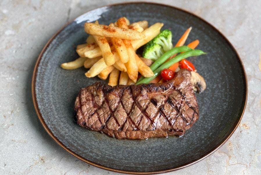 Sunset Ritual Aston Serang: Steak Terjangkau Rp98 Ribu dan Lapis Legit Premium dalam Satu Destinasi