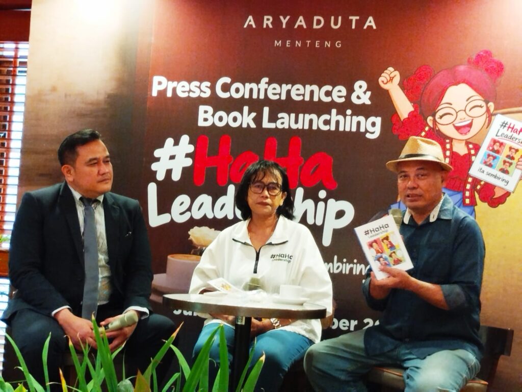 Peluncuran Buku #Haha Leadership karya Ita Sembiring (tengah) bersama Muhammad Rohan Mohani ( Clustering Marketing Communication Manager Aryaduta) dan Burhan Abe (Moderator) di Aryaduta Menteng Jakarta, Jumat (18/9/2026). (foto: Urbanvibes/R Indriani)