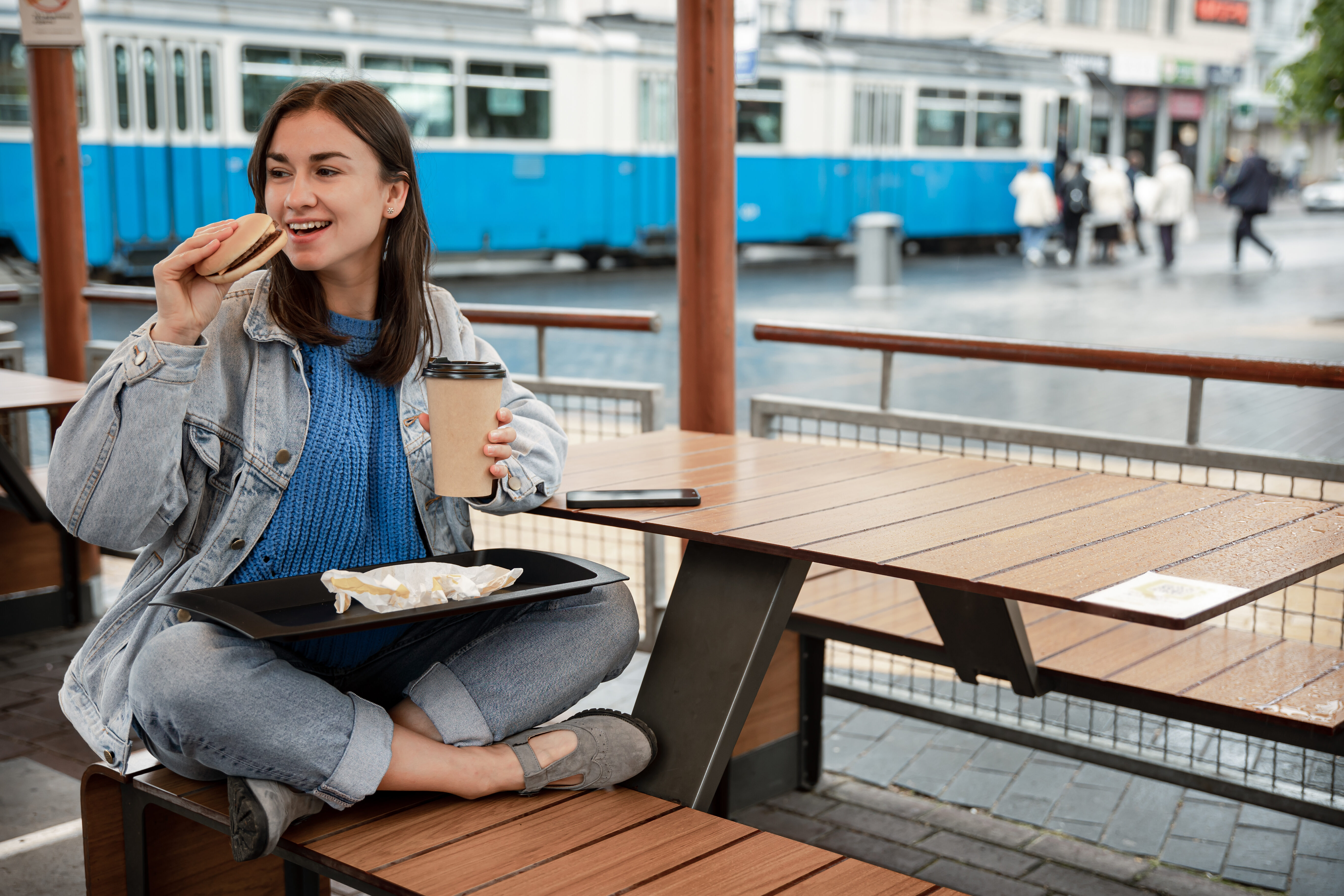 Inilah Alasan Kenapa di Transportasi Umum dilarang Makan atau Minum?
