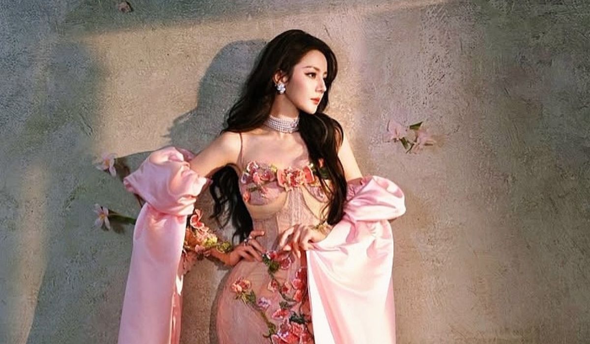Dilraba Dilmurat Tampil Bak Barbie di Beijing! Gaun Pink Couture Karya Desainer Kembar Indonesia Curi Perhatian
