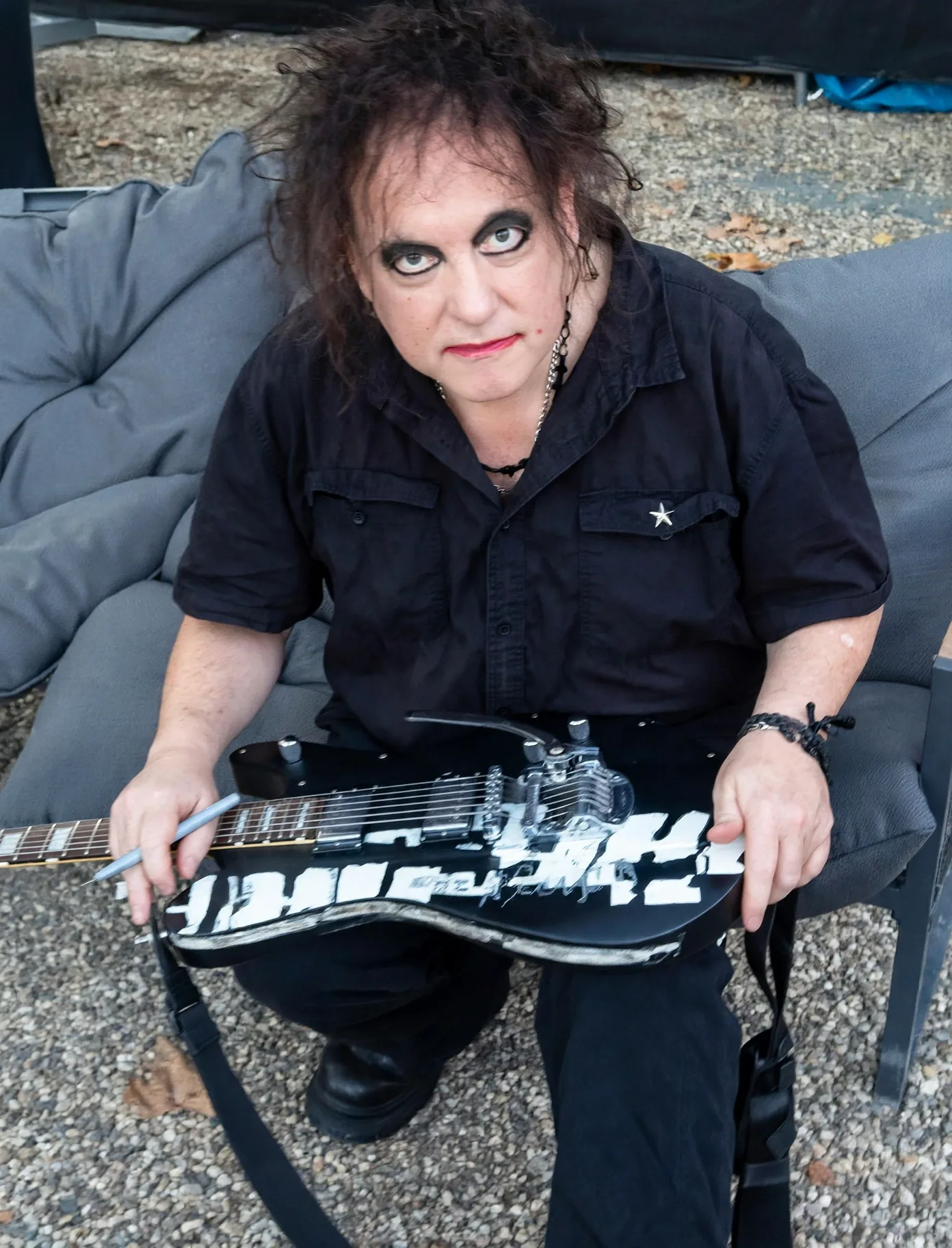 Gitar Robert Smith The Cure yang Dipakai di Panggung Kini Bisa Kamu Miliki!