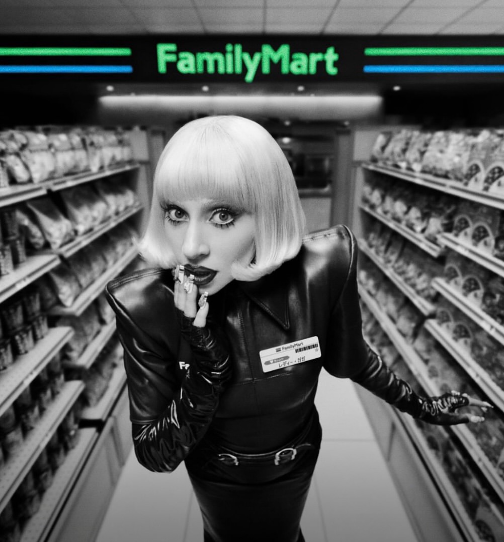Iklan Family Mart Jepang dengan Lady Gaga - sumber foto familymart