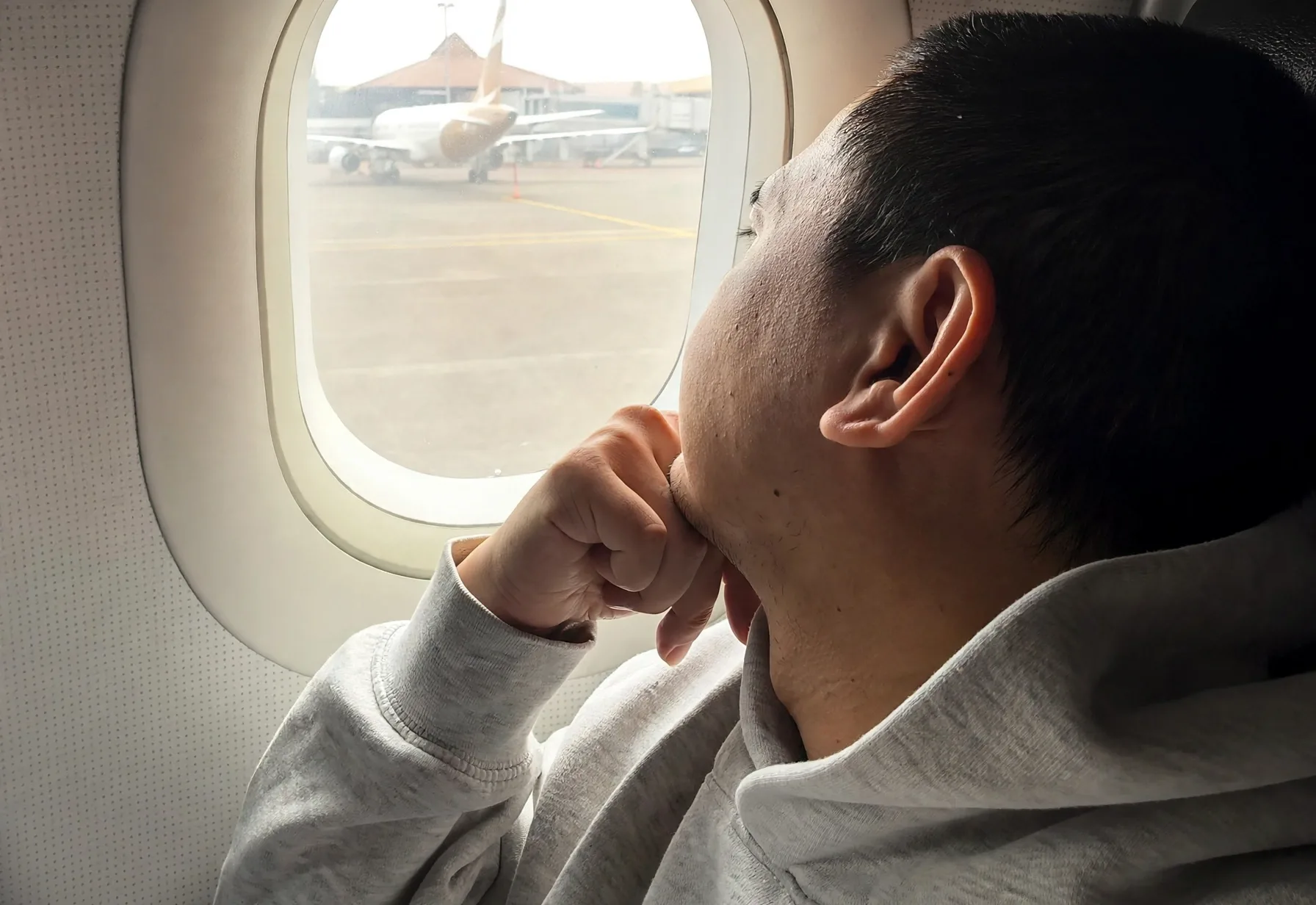 Raditya Dika Alami Delay Panjang, Pesawat Doha-Jakarta Putar Balik akibat Erupsi Gunung