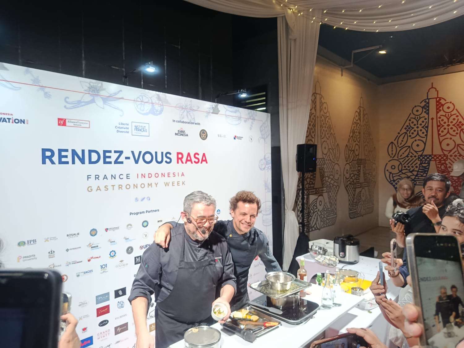 Stéphane Carrade, chef Prancis peraih dua bintang Michelin demo memasak di IFI - sumber foto urbanvibes/Adi