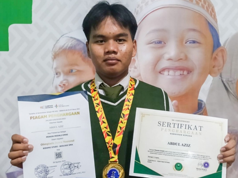 Anak asuh Rumah Yatim, Abdul Azis, berhasil menyabet Medali Emas Olimpiade Nasional Bidang Biologi tingkat SMA se Indonesia. - sumber foto istimewa