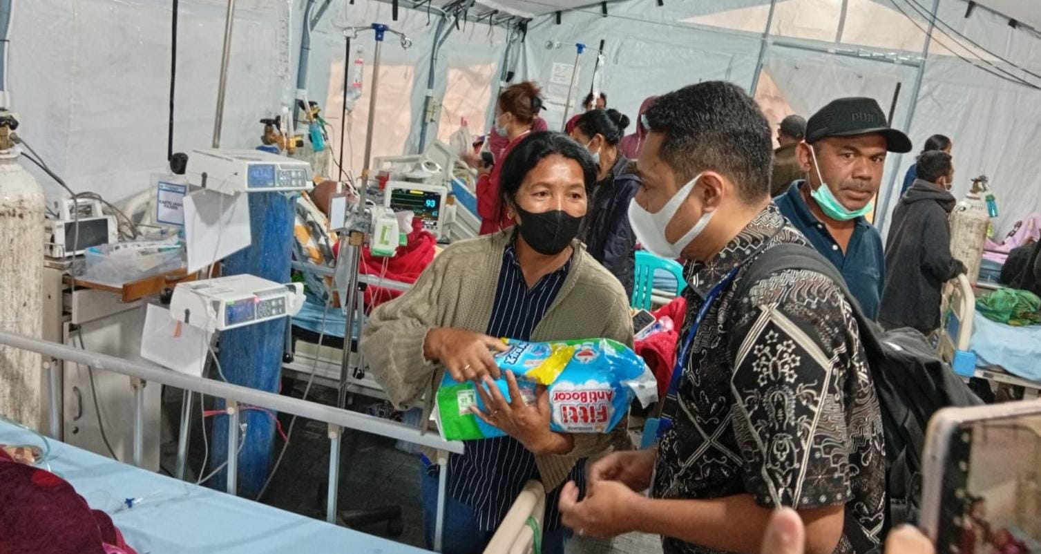 Penyerahan Bantuan Produk untuk Warga Terdampak di RSUD Manggarai. Foto: dok. Unicharm