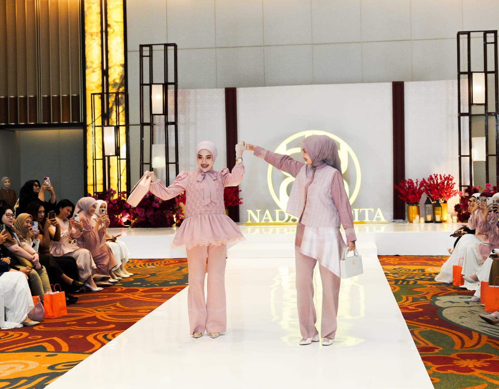 Para model memperagakan koleksi INTERTWINED: From Hong Kong, with LOVE dalam sesi fashion presentation di Episode Hotel, Gading Serpong, Jumat (9/10). Foto: Istimewa