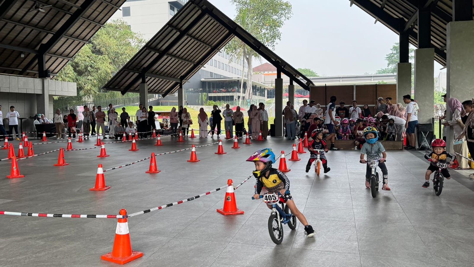 Peserta push bike berlatih bersama di Pendopo Aston Serang. Foto: dok. Aston Serang