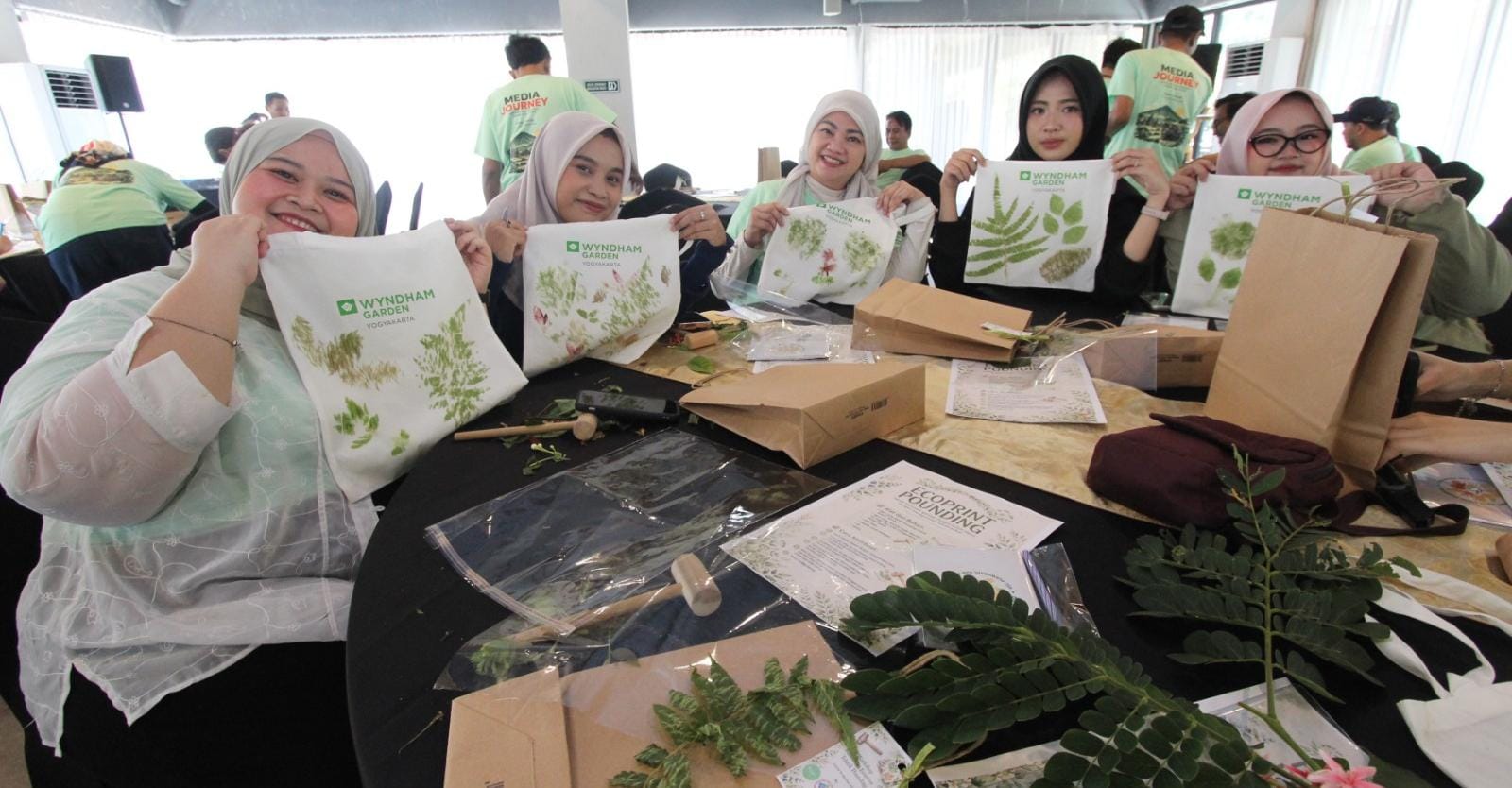 Kreatif Banget! Teknik Ecoprint Bikin Daun dan Bunga Jadi Motif Cantik di Kain