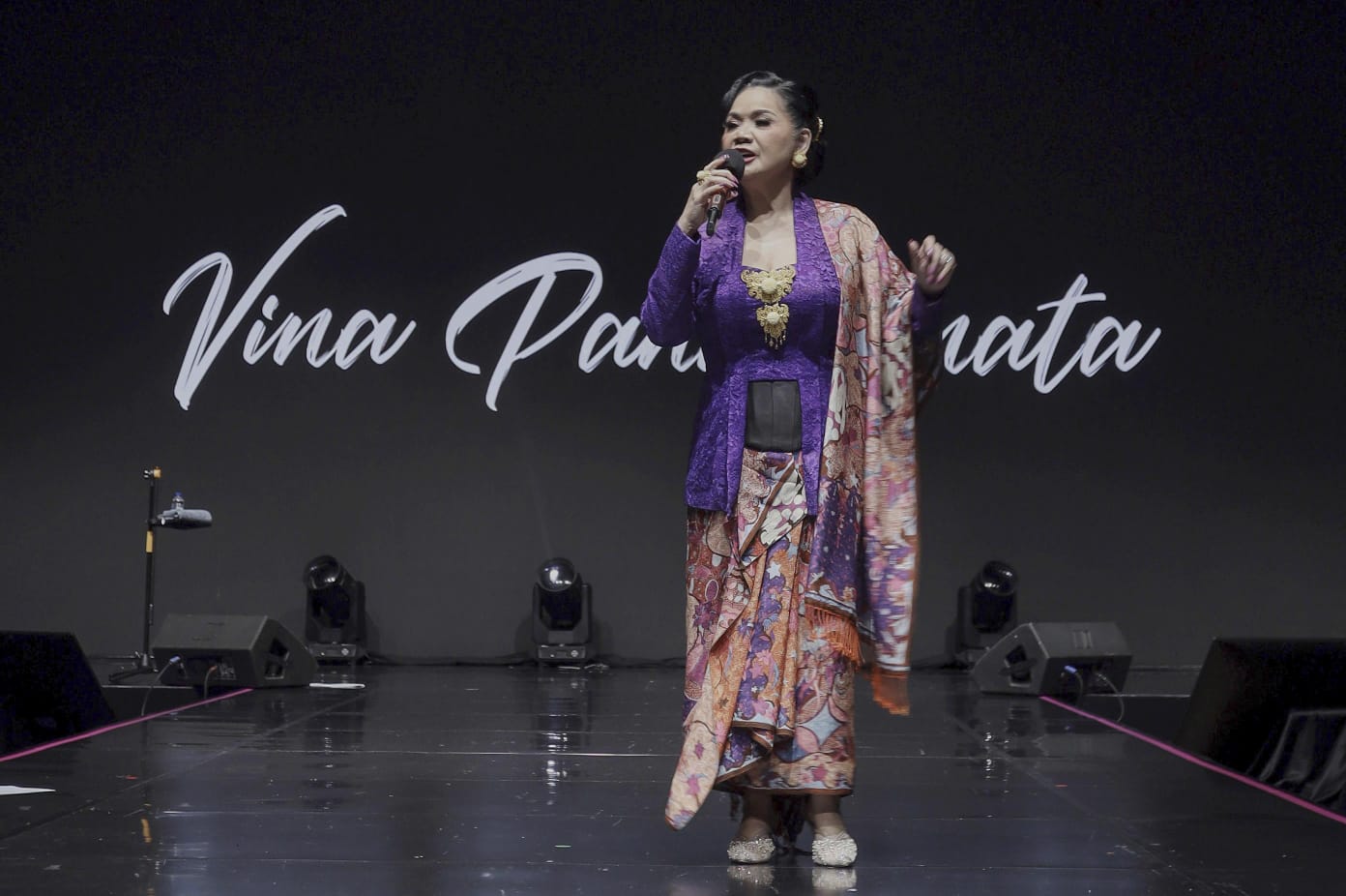 Penampilan Musik Vina Panduwinata. Foto: Istimewa