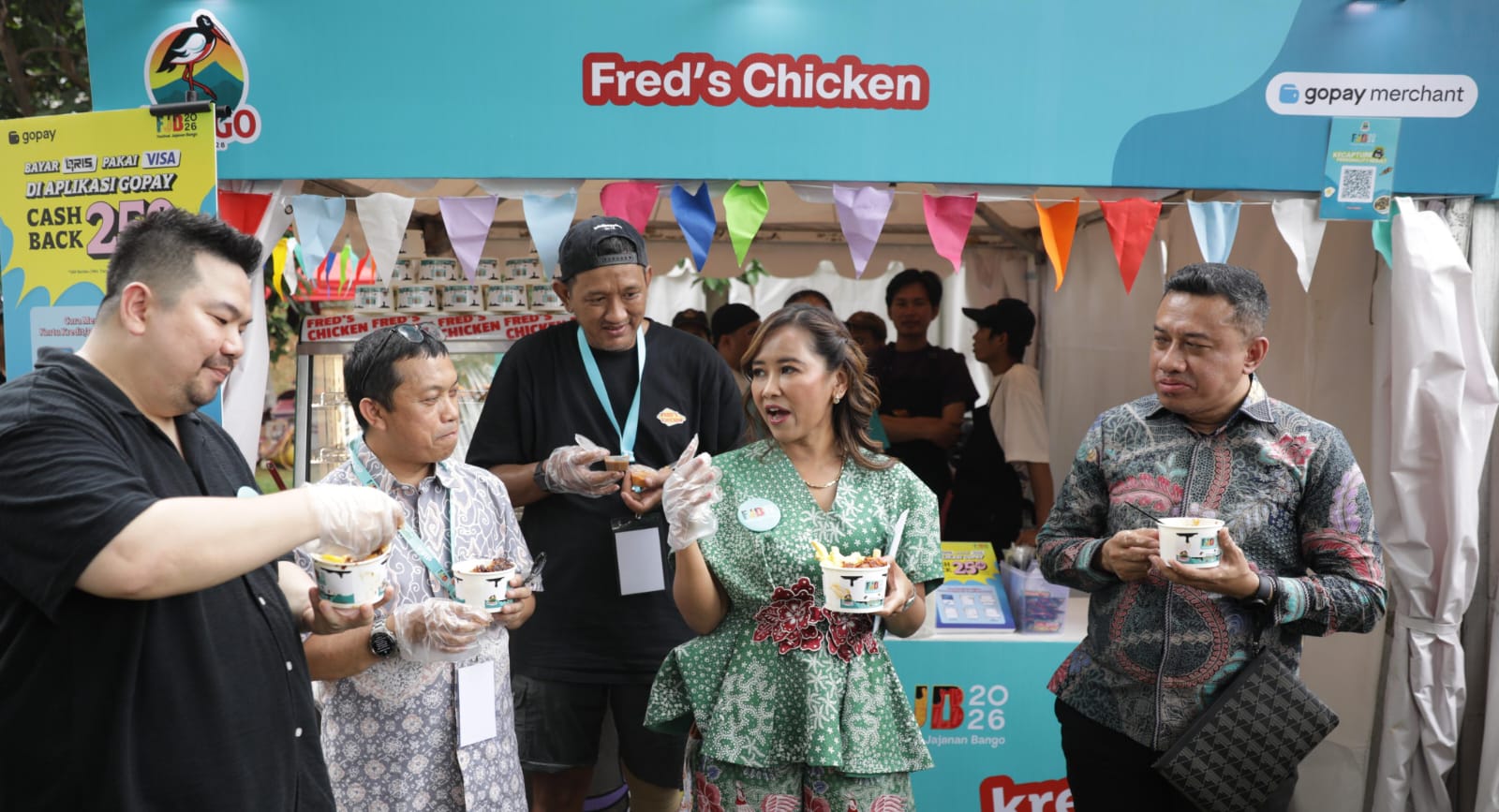 Nex Carlos – Food Vlogger; Nuning Wahyuningsih – Head of Marketing Foods Unilever Indonesia, Deden Muhammad F.S - Plt. Direktur Pengembangan Ekspor Jasa dan Produk Kreatif, Kemendag RI; Dr. Juremi, ST, ME - Kepala Bidang Usaha Kecil dan Menengah Dinas PPKUKM Provinsi DKI Jakarta mengunjungi sejumlah penjaja kuliner Festival Jajanan Bango 2026 yaitu Fred’s Chicken, Kupat Tahu Gempol, Cimol Bojot AA, dan Foccacya Bakehouse. Foto: dok. Kecap Bango