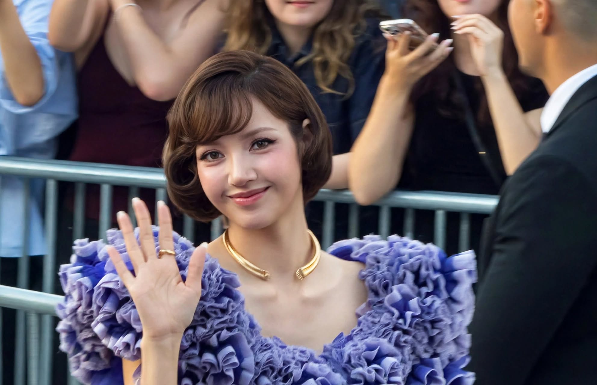 LISA BLACKPINK Tampil Bak Ratu di Louis Vuitton, Gaun Bunga Ini Bikin Fashion Show Makin Dramatis