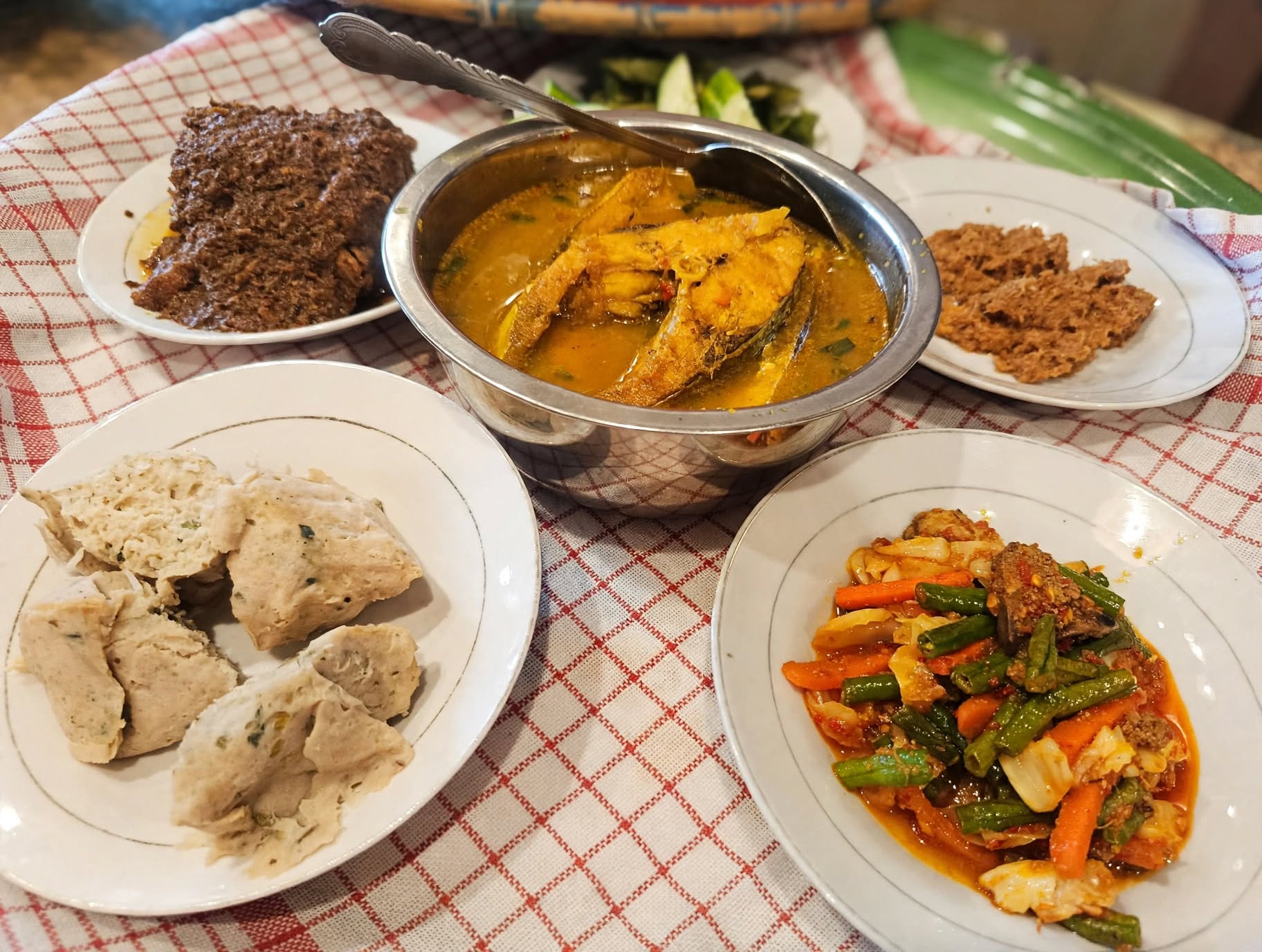 Makan Gangan Ikan di Rumah Melayu Jadul - sumber foto Urbanvibes/Adi