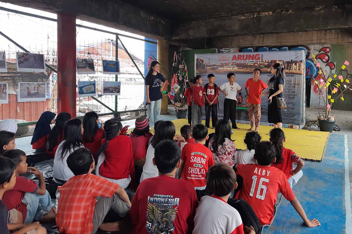 MIKOM UPH Ajak Anak Anak Kampung Nelayan Cilincing - sumber foto istimewa