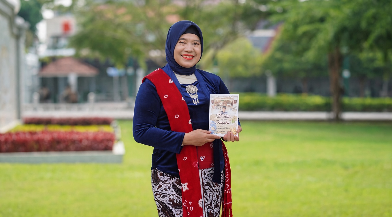 Ni Luh Made Dwi Indriati atau Wiwiek memegang buku terbarunya Badai Dalam Tungku
