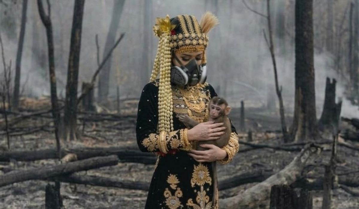 Busana Adat di Tengah Lahan Gosong, Parade Asap Suarakan Krisis Karhutla Sumatera