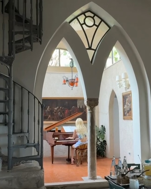 Rose Blackpink bermain piano di villa mewah Itali - sumber foto instagram roses are rosie