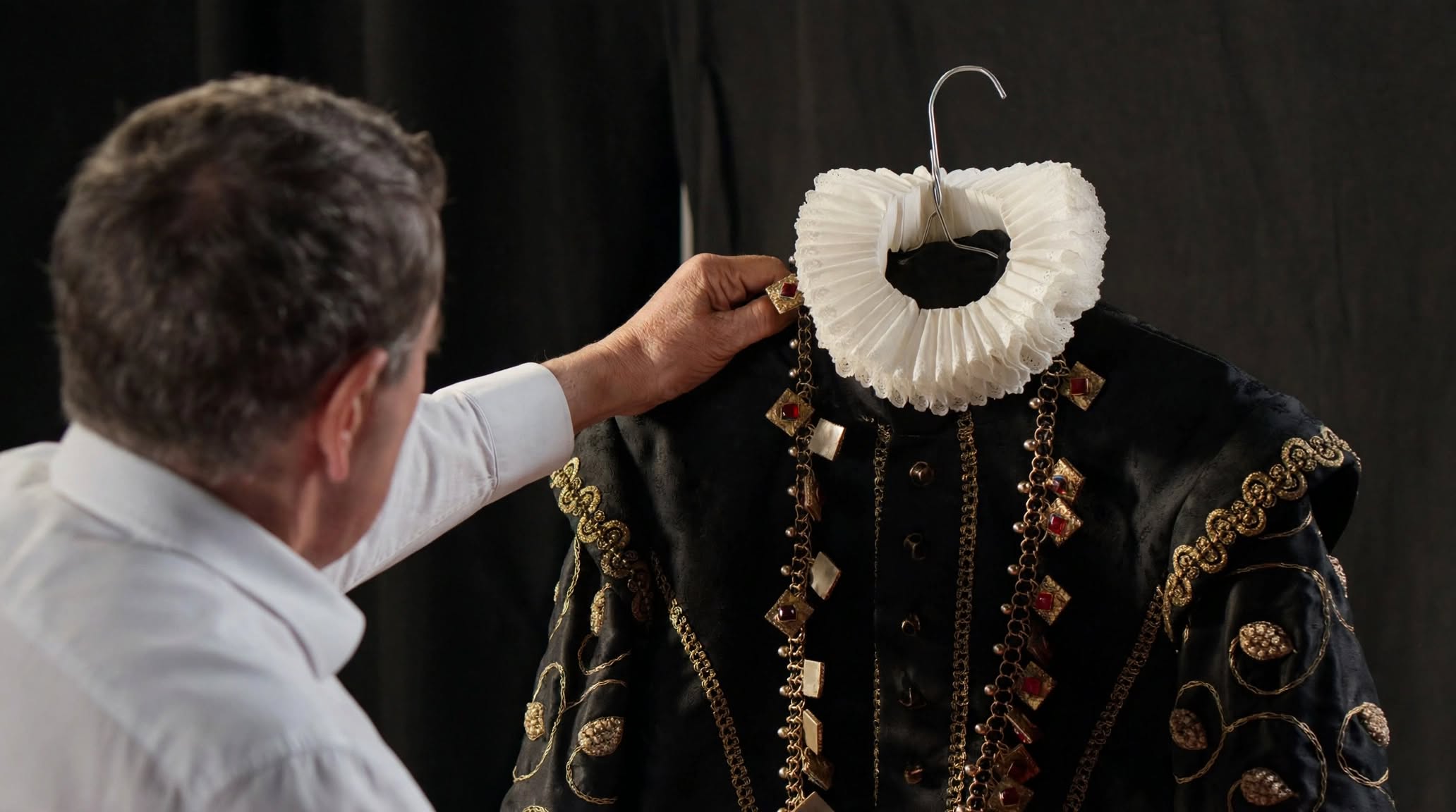 Rowan Atkinson melihat kostum Blackadder dalam promo Rowan Live - sumber foto Production London