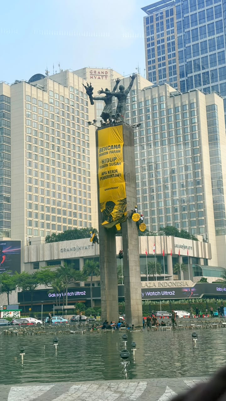 Spanduk Raksasa Bundaran HI - sumber foto Urbanvibes/katarina