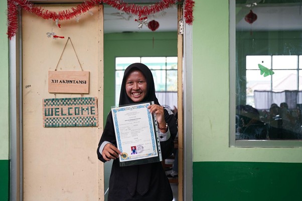 Zakat Dompet Dhuafa Bantu Tebus Ijazah Agis di Bogor, Jaga Mimpi Jadi Psikolog